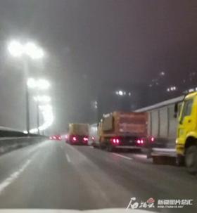 乌鲁木齐早高峰快速路全力应对雾雪天气